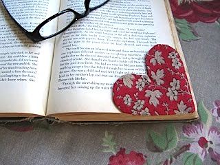 Sew Many Ways...: Fabric Heart Bookmark…Free Pattern Syprosjekter For Nybegynnere, Heart Bookmark, Small Sewing, Fabric Hearts, Fabric Heart, Beginner Sewing Projects Easy, Book Markers, Small Sewing Projects, Heart Crafts