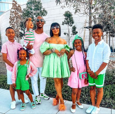 Easter Couple Outfits, Family Easter Outfits 2024, Easter Family Pictures Outfits, Easter Picture Ideas Family, Easter Photoshoot Ideas Family, Spring Family Pictures Colors, Family Easter Pictures, Family Spring Pictures, Easter Family Outfits