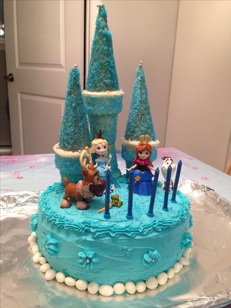 Frozen Castle cake Castle Cupcake Cake, Frozen Birthday Cake Castle, Frozen 3rd Birthday Cake, Castle Cake Diy, Elsa Castle Cake, Easy Castle Cake, Easy Princess Cake, Frozen Castle Cake, Birthday Cake Girl