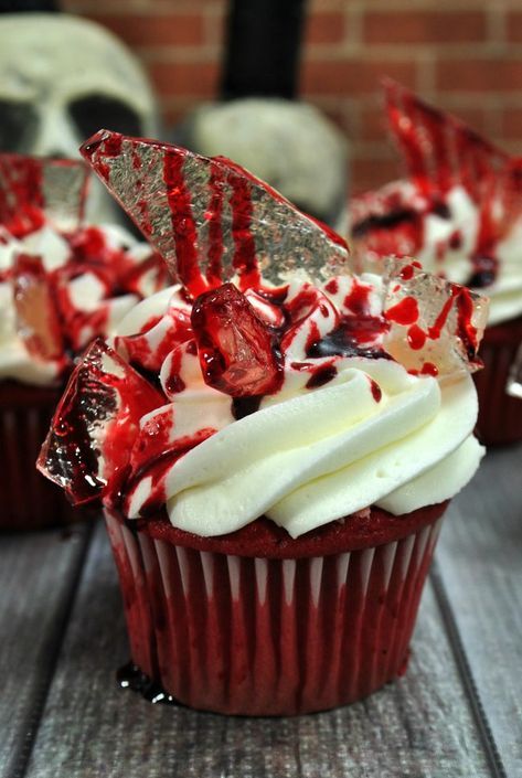 These Bloody Broken Glass Cupcakes are yummy, scary, & perfect Halloween cupcakes & easy way to make sugar glass. Broken Glass Cupcakes, Glass Cupcakes, Desserts Halloween, Scary Halloween Food, Halloween Torte, Halloween Charcuterie, Dessert Halloween, Sugar Glass, Halloween Food Treats