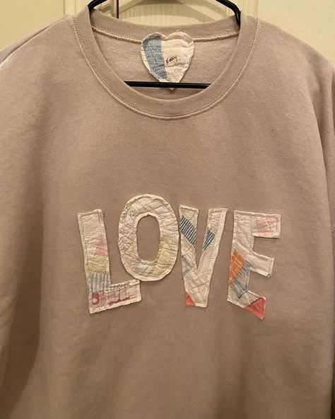 Antique quilt LOVE patches on sweatshirts!! #love #antiquequilt #vintagequilt #reworkedvintage #upcycledvintage #reworkedclothing… | Instagram Quilt Patch Sweatshirt, Quilted Pillows Diy, Iron On Patches Sweatshirt Ideas, Patch Work Sweatshirt, Patchwork Crewneck, Patchwork T Shirt, Upcycled Quilt, Cottage Style Farmhouse, College Crafts