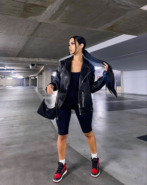 Outfits To Wear With Jordan 1s, Black Nike Shoes Outfit, Jordan Outfits Womens, Red Shoes Outfit, Street Style Outfits Casual, Red And Black Outfits, Sneaker Outfits Women, All Black Fashion, Jordan Outfits