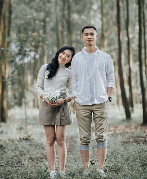 Casual Prenup Outfit Ideas, Pre Nup Shoot Ideas Casual Outdoor, Pre Wedding Shoot Ideas Casual, Preeweding Shoot Outdoor, Prawedding Konsep Outdoor Casual, Casual Prewedding Outfit, Pre Nup Shoot Ideas Casual, Prenup Photoshoot Ideas Casual, Preeweding Shoot