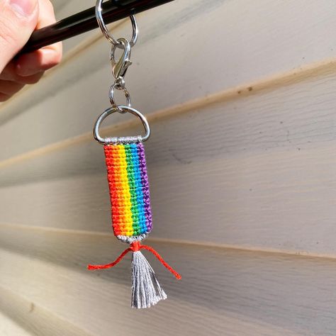 Pride Keychain, Rainbow Keychain, Bracelet Friendship, Pride Flag, Pride Flags, Gifts Diy, Diy Gift, Friendship Bracelets, Keychains