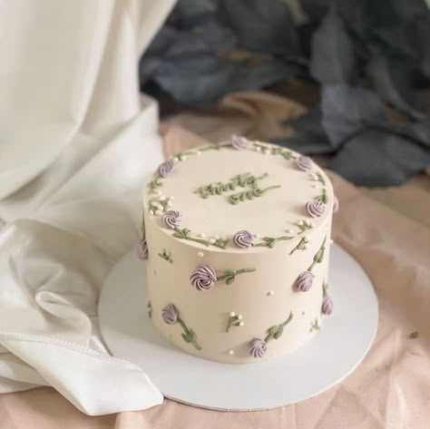 Pastel Cake Ideas Simple, Fondant Flower Cake Designs, Minimal Floral Cake, Cake Ideas For Mothers Birthday, Small Tall Cake, Simple Floral Cake Design, Mom Cake Birthday, White Cake With Purple Flowers, Simple Small Cake