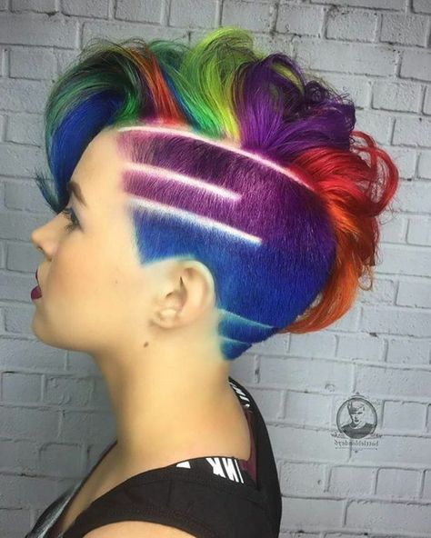 originelle Frisur für kurze Haarelinks rasiertrechts länger und leicht gewelltRasierfrisuren für Frauen Hidden Rainbow Hair, Rainbow Hair Color, Mohawks, Split Hair, Hair Tattoos, Long Bob Hairstyles, Hair St, Rainbow Hair, Rainbow Color