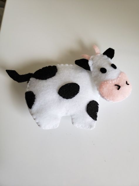 Cow Plushie Sewing Pattern, Diy Cow Stuffed Animal, Cow Felt Ornaments, Diy Cow Crafts For Adults, Cow Gifts Diy, Simple Felt Animals, Cow Crafts For Adults, Cow Sewing Pattern, Cow Sewing