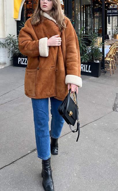 Cognac Ankle Boots Outfit, Suede Sherpa Jacket Outfit, Sherpa Moto Jacket Outfit, Brown Shearling Outerwear For Winter, Casual Brown Shearling Leather Jacket, Shearling Coat Outfit, Sherpa Jacket Outfit, Alaska Outfits, Chic Brown Shearling Outerwear