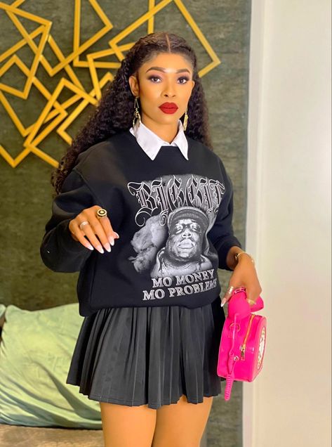 T Shirt And Pleated Skirt Outfit, Short Pleated Skirt Outfit Black Women, Pleated Skirt Outfit Black Women Winter, Sweatshirt And Pleated Skirt Outfit, Pleaded Skirt Outfits Black Women, Short Black Pleated Skirt Outfit, Short Pleated Skirt Outfit, Pleated Skirt Outfit Short, Skirt Outfits Black Women