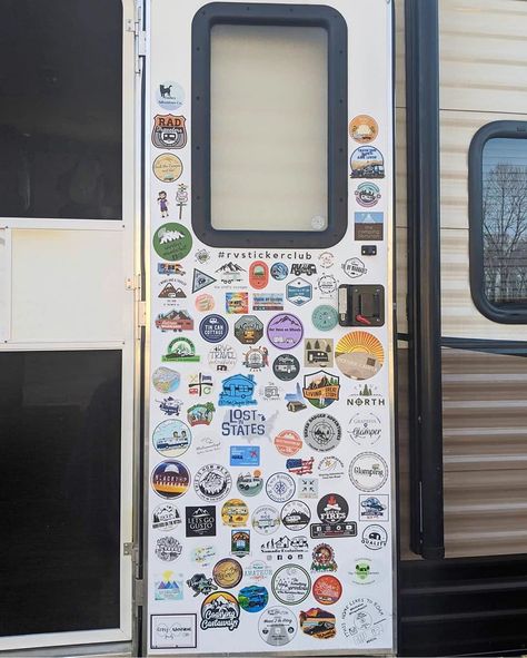 Travel Stickers Display Ideas Rv, Rv Design, 5th Wheel Camper, Camper Diy, Rv Road Trip, Mobile Living, Living On The Road, Camping Stuff, Trailer Ideas