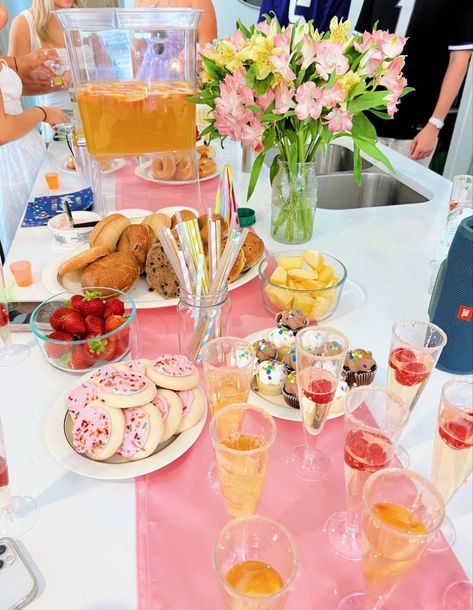 Pink Birthday Breakfast, Cute Birthday Celebration Ideas, Preppy Tea Party Birthday, 21st Birthday Party Food, Homecoming Brunch, Birthday Brunch At Home, Food Birthday Party Ideas, Preppy Activities, Hoco Brunch