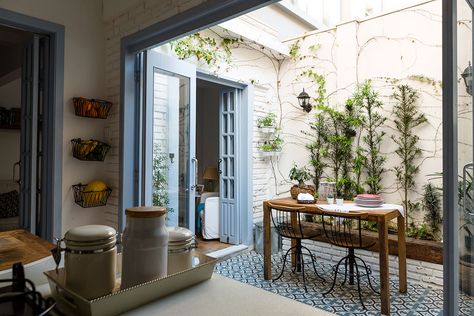 Decoração de apartamento pequeno paleta de cores em azul e branco. Na varanda mesa de madeira, plantas e cadeiras de ferro e madeira. Portuguese Balcony Ideas, Italian Apartment Exterior, Varanda Aesthetic, Traditional Portuguese House, Apartamento Garden, Old Portuguese Houses, Architecture Renovation, Mediterranean Home Decor, 아파트 인테리어