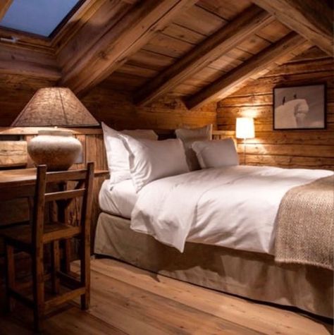 Cabin Master Cozy Mountain Home, Chalet Interior, Cabin Bedroom, Chalet Design, Attic Bedrooms, Beautiful Houses Interior, Attic Bedroom, Log Cabin Homes, Cabin Style