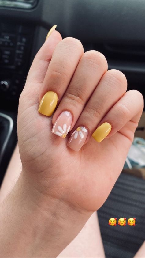 Pastel Yellow Gel Nails, Nail Ideas Yellow Pastel, Margarita Nail Art, Manicure Amarillo Pastel, Yellow Gel Nails Short, Nails Margaritas, Pastel Yellow Nails Design, Pastel Yellow Nail Ideas, Yellow Nails Pastel