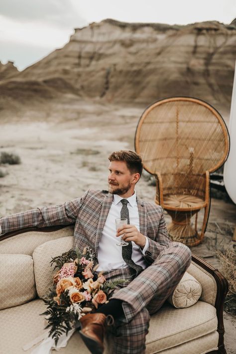 Groom Outfit Inspiration, Rustic Wedding Groom, Suit For Men Wedding, Peach Bridesmaid, Wild Wedding, Casual Grooms, Wedding Desert, Suit Styles, Boho Desert