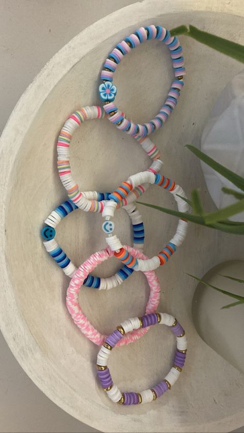 Summer Clay Bead Bracelets Patterns, Clay Beads Bracelet Ideas Without White, Cute Clay Bead Designs, Clay Bead Ideas Necklace, Clay Bead Bracelet Ideas Harry Potter, Clay Bead Jewelry Ideas Aesthetic, Clay Head Bracket Ideas, Bracelet Patterns Beads Clay, Clay Bead Business