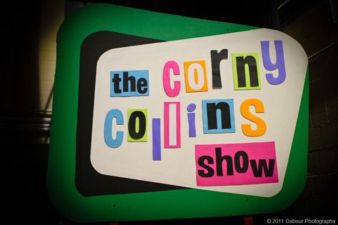 The 'Corny Collins Show' sign. Doesn't that just look great. It's just wacky and perfect. The Corny Collins Show, Hairspray Party, Hairspray 1988, Corny Collins, Hairspray Costume, Welcome To The 60s, Hairspray Movie, Hairspray Musical, Hairspray Live