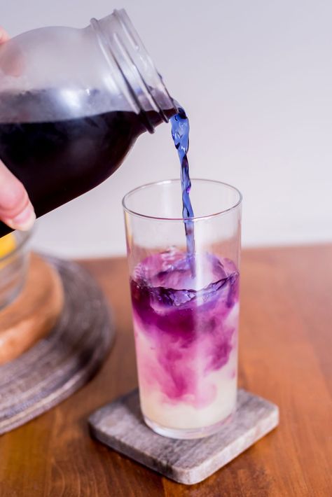 Butterfly Tea Lemonade, Butterfly Pea Lemonade Recipe, Butterfly Lemonade, Butterfly Pea Tea Lemonade, Butterfly Pea Flower Lemonade, Pea Flower Lemonade, Butterfly Pea Lemonade, Bakery Drinks, Flower Lemonade