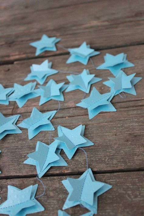 Star Decorations Aesthetic, Diy Star Decorations, Paper Christmas Garland, Star Party Decorations, Blue Christmas Party, Blue Gift Wrapping, Star Themed Classroom, Winter Wedding Decor, Mantel Garland