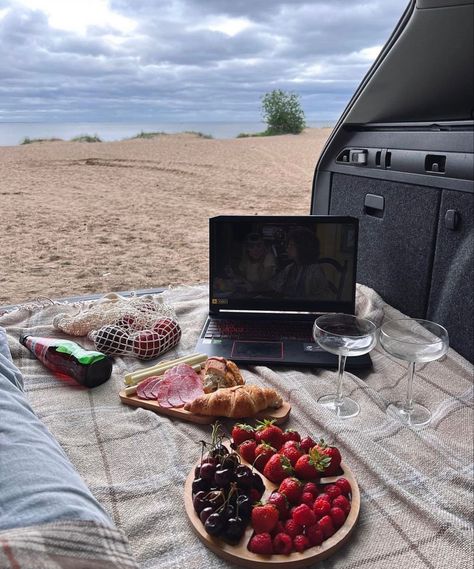 #raspberry #blueberry #strawberry #laptop #picnic #netflixandchill Movie Picnic, Fun Dates, Cute Date Ideas, Dream Date, Outdoor Movie, Netflix And Chill, Quick Recipes, Dates, Raspberry