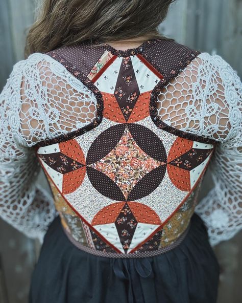 A few more close ups of the Winnow Stays 🌾 #stays #corset #patchwork #folkcore #folkstyle #folkfashion #prairie #prairiecore #slowfashion #renfaire #renfairecostume #historybounding #bodice #midsizefashion #fairytalefashion #cottagecorefashion Quilted Corset, Stays Corset, History Bounding, Ren Faire Costume, Mid Size Fashion, Corset Pattern, Fairytale Fashion, Cottagecore Fashion, Folk Fashion