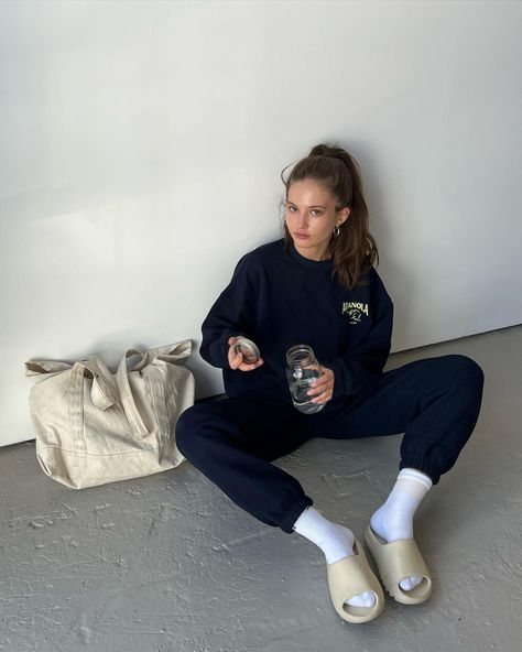 office attire @adanola | Instagram Minimal Street Style, Office Attire, Socks And Sandals, Cozy Outfit, Sporty Chic, Instagram Fashion, Everyday Fashion, Pretty People, Cool Outfits