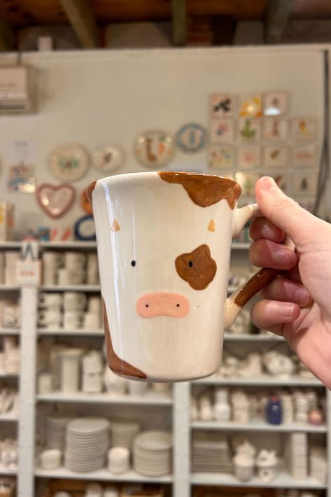 Coffee Mug Pottery Painting Ideas, Diy Painted Mugs Ideas, Cow Pottery Painting, Painting Pottery Ideas Mugs, Cup Pottery Painting Ideas, Clay Cafe Painting Ideas, Cow Ceramics, Pottery Cup Painting Ideas, Pottery Painting Ideas Mugs