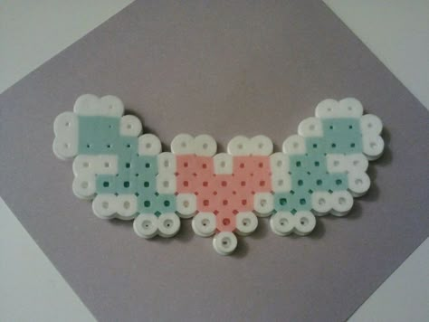 Easy Perler Bead Ideas Simple, Pearler Bead Patterns Kawaii, Mini Beads Ideas, Heart Perler Bead Patterns, Pyssla Ideas Easy, Card Capture Sakura, Perler Pins, Heart Perler Beads, Perler Bead Heart