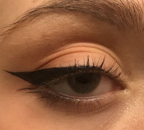 Eyeliner With Glasses, Smoky Winged Liner, Eyeliner For Almond Shaped Eyes, Elegant Eyeliner, Sharp Eyeliner, Dinner Makeup, Classic Eyeliner, Big Eyes Makeup, Festival Makeup Rave