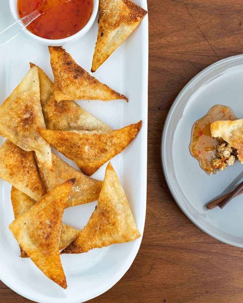 These Crispy Fried Tofu Wontons are so easy to make and are the perfect appetizer! This recipe makes 50 wontons and breaks down just how easy these crispy finger-foods are to make! #plantbasedonabudget #wontons #vegan #tofu Crab Rangoon Sweet, Tofu Wontons, Air Fryer Wontons, Chinese Tofu Recipes, Chickpea Wrap, Chinese Tofu, Veggie Stir Fry Recipes, Wonton Wraps, Cooking Tofu