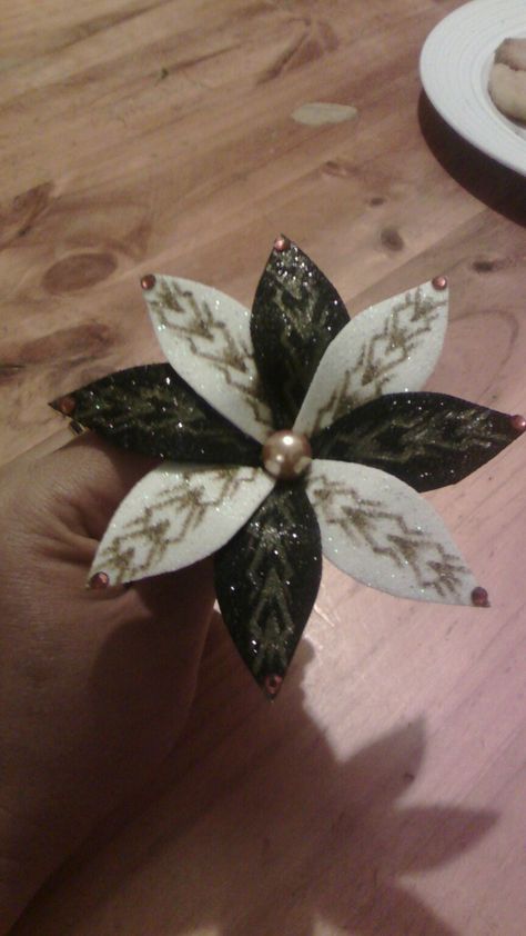 I love making things, and this here  is a handmade ear flower or known by most Islanders sei. This one has samoan tattoo patterns on it. Black and white with gold pearl. Samoan Jewelry, Samoan Culture, Samoan Patterns, Hawaiian Heirloom Jewelry, Tattoo Patterns, Polynesian Art, Marquesan Tattoos, Samoan Tattoo, Heirloom Jewelry