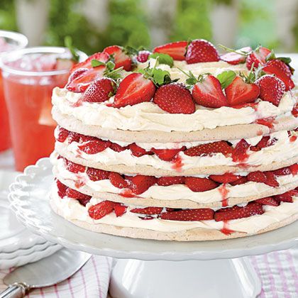 Strawberry Meringue Cake, Meringue Cake Recipe, Fresh Strawberry Desserts, Strawberry Meringue, Meringue Cake, Strawberry Dessert Recipes, Strawberry Frosting, Easter Desserts Recipes, Egg Cake