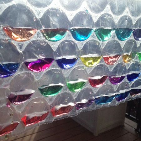 Stained Glass Bubble Wrap Window Decoration - Steve Spangler Science Bubble Wrap Windows, Bubble Wrap Crafts, Bubble Wrap Art, Steve Spangler Science, Stained Glass Cookies, Kitchen Science, At Home Science Experiments, Preschool Colors, Glass Bubble