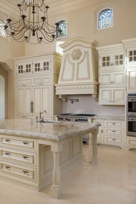 Kitchen Aesthetic Old Money, Old Money House Interior Modern, Old Money Houses Interior, Old Money Style Kitchen, Bloxburg Old Money Kitchen, Old Money House Interior Bedroom, House Interior Old Money, Old Money Kitchen Design, Old Money Aesthetic Kitchen