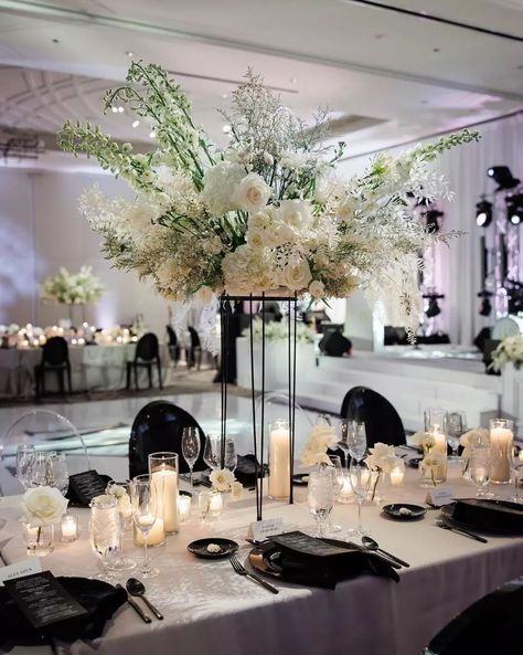 Indoor Wedding Reception Decor, Black And White Reception, Classic Wedding Decor, Maximalist Wedding, Quince Planning, Tablescapes Wedding, Indoor Wedding Reception, White Reception, Wedding Table Setup