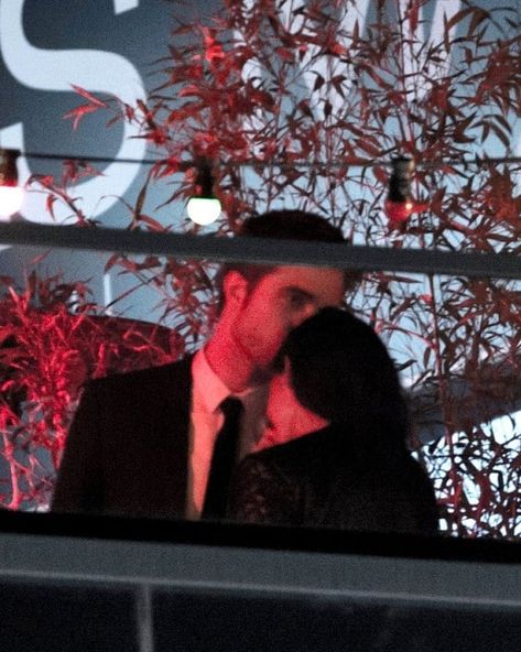 Bellward & Robsten on Instagram: “You don't give the forehead kiss to just anyone. • • • || #robertpattinson #kristenstewart #robsten #cannes2012 #edwardcullen #bellaswan…” Kristen Stewart Kiss, Kristen Stewart And Robert Pattinson, Kristen And Robert, Robert Pattinson And Kristen, Twilight Photos, Twilight Film, Forehead Kisses, Miranda Cosgrove, The Love Club