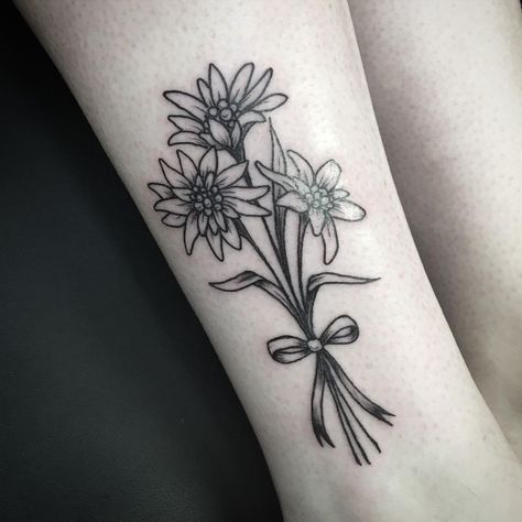 Lora Fritsche on Instagram: “Edelweiss bouquet for Lindsay🌼💐🌼 . . . #edelweisstattoo #bouqettattoo #lineworktattoo #linework #lineworktattooartist #loraelizabethtattoo…” Edelweiss Tattoo, Tattoo Tour, Stella Alpina, Line Work Tattoo, Tattoo Inspo, Lotus Flower Tattoo, I Tattoo, Tattoos For Women, Flower Tattoo