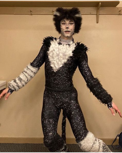 Cats The Musical Costume, Mr Mistoffelees, Cats Poses, Seuss Costumes, Animal Costume Ideas, Ideas Carnaval, Halloween Ideias, Jellicle Cats, Costumes 2023