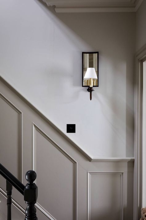 Chelsea Townhouse - Sims Hilditch Lambriseringen Gang, Townhouse Interior Design, Staircase Paneling, Stairs And Hallway Ideas, Hallway Panelling, Chelsea Townhouse, Sims Hilditch, Stair Paneling, Dark Wooden Floor