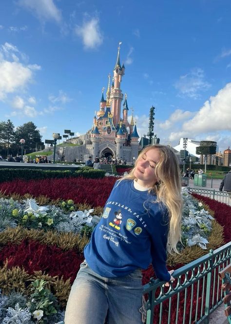 15 Disneyland Outfit Ideas for Moms: Stylish and Comfortable Tips Disneyland Winter Aesthetic, Winter Disney Bounding, Disney Merch Aesthetic, Cold Disneyland Outfit, Cute Disney Outfits Winter, Disneyland Paris Outfit Autumn, Disney Sweater Outfit, Paris Disneyland Outfit, Disney Park Outfit Winter