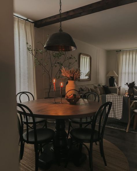 Small Round Kitchen Table Ideas, Moody Small Dining Room, Moody Vintage Dining Room, Luxurious Dining Room, Round Dining Room Table, Bedroom Stuff, Apartment Decor Inspiration, Dining Room Inspiration, Kitchen Inspo