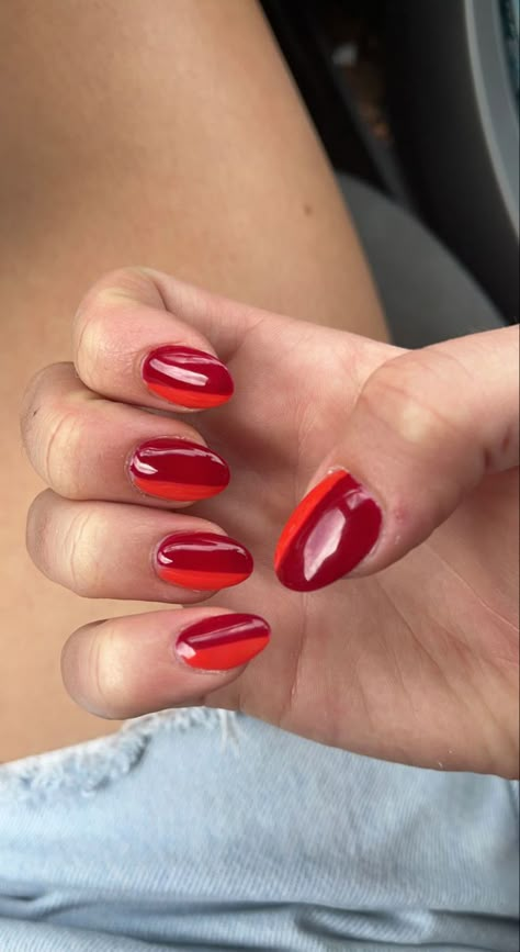 Split Nails Design, Split Colour Nails, Split Color Nail Design, Split Nail Color, Split Nail Designs, Two Tone Red Nails, Two Tone Nail Ideas, Split Color Nails, Nail Design Ideas Simple