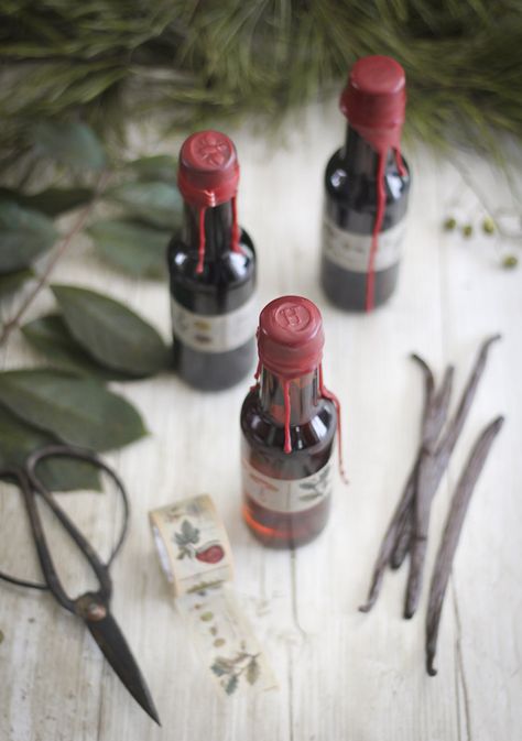 Homemade Vanilla Extract in Wax-Sealed Bottles | Sprinkle Bakes Wax Sealed Bottle, Vanilla Extract Wedding Favors, Wax Seal Bottle, Wax Seal Stamp Diy, Wax Seal Ideas, Rustic Country Wedding Ideas, Make Vanilla Extract, Homemade Vanilla Extract, Bee Wax