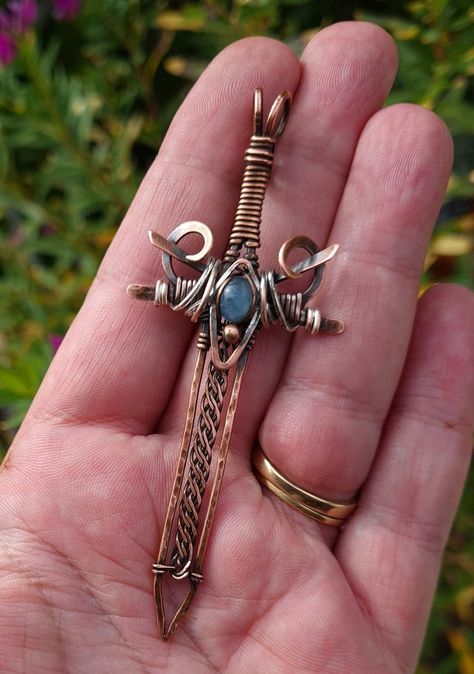 Viking Wire Wrap Jewelry, Viking Wire Jewelry, Diy Wire Swords, Fantasy Wire Jewelry, Wire Beetle, Metal Wire Crafts, Easy Wire Wrapping Stones, Wire Art Tutorial, Wired Art