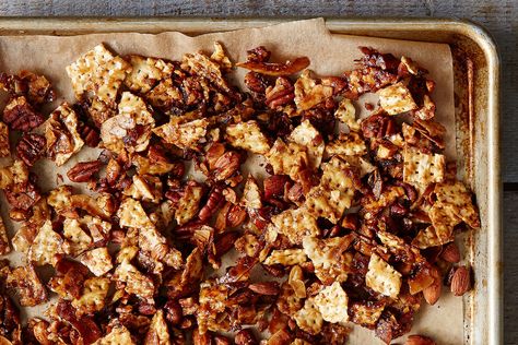 How to Make Matzo Granola at Home. This was very interesting...not a every week thing, but good, especially with yogurt. Matzo Granola, Passover Breakfast, Paleo Apple Crisp, Passover Food, Passover Meal, Unleavened Bread, Jewish Food, Second Breakfast, Granola Recipe