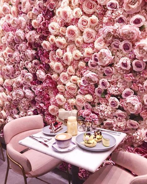 Early evening dinners with the perfect floral backdrop 🌸 Roses Wall, Estilo Shabby Chic, Rose Wall, Tickled Pink, Everything Pink, Beautiful Blooms, Flower Child, Flower Wall, Pretty Flowers