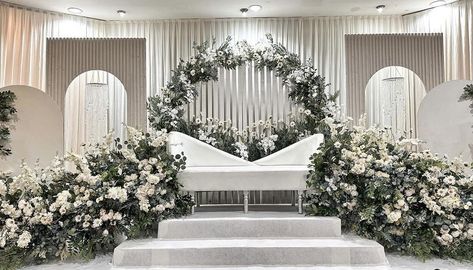 Pelamin Garden Theme Indoor, Nikah Theme, Pelamin Garden, Nikah Photoshoot, Wedding Dais, Floral Backdrop Wedding, Pelamin Nikah, Wedding Illustration Card, Simple Backdrop