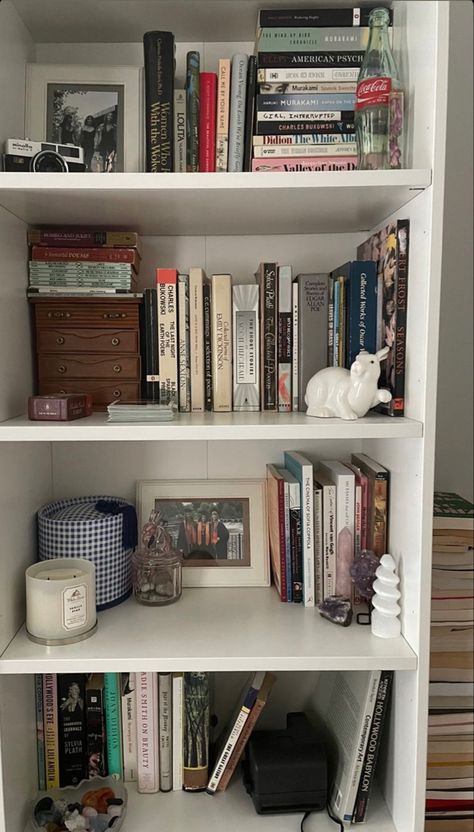 Bookcase Inspo Aesthetic, Bookshelf Arrangement Ideas, Bookshelves Aesthetic Bedroom, Candles Organization, Coquette Bookshelf, Libreros Aesthetic, Bookish Activities, Bookshelves Ideas For Bedroom, Arranging Bookshelves