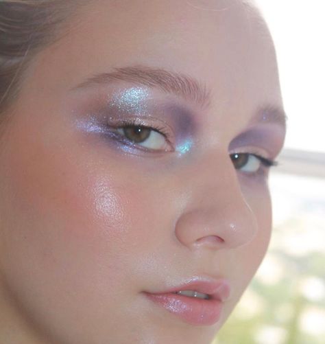 Purple Shimmer Makeup, Irredescent Makeup, Opal Eyeshadow, Iridescent Makeup Looks, Mermaidcore Makeup, Scifi Makeup, Techno Makeup, Jellyfish Makeup, Irridescent Makeup