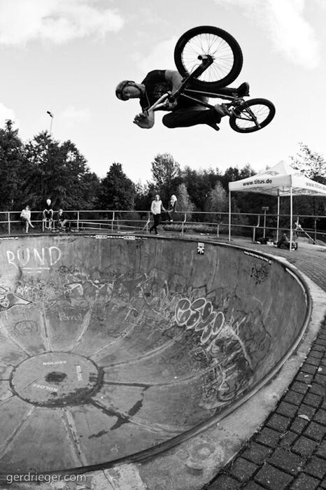 Bmx bowl Vert Bmx Aesthetic Wallpaper, Bmx Bikes Aesthetic, Bmx Aesthetic, Bmx Poster, Bmx Photography, Shoe Surgeon, Bmx Tricks, Disney Cars Wallpaper, Bmx Dirt